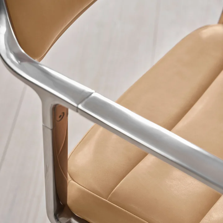 Vipp - 453 Drehstuhl, Aluminium, leather camel, auf Gleitern