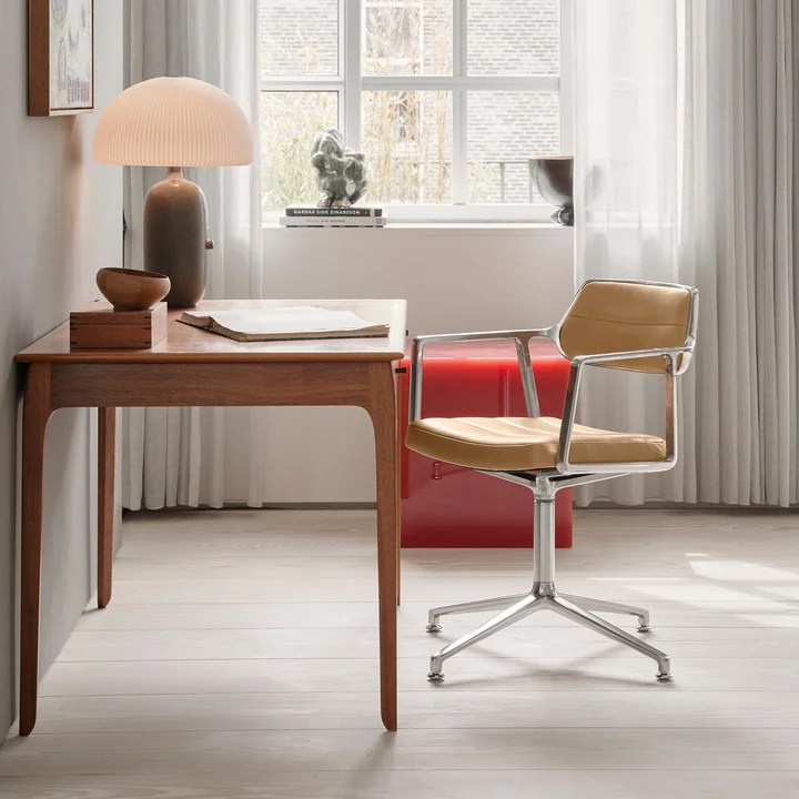 Vipp - 453 Drehstuhl, Aluminium, leather camel, auf Gleitern