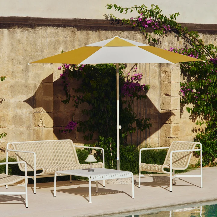 HAY - Terrazza Sonnenschirm, sechseckig, Ø 300 cm, off-white / ocker und Palissade Beistelltisch