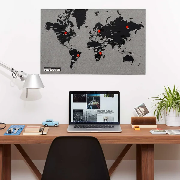 Die Palomar - Pin World in schwarz mit roten Reißzwecken