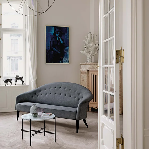 Paradiset Sofa und TS Couchtisch von Gubi im Wohnzimmer