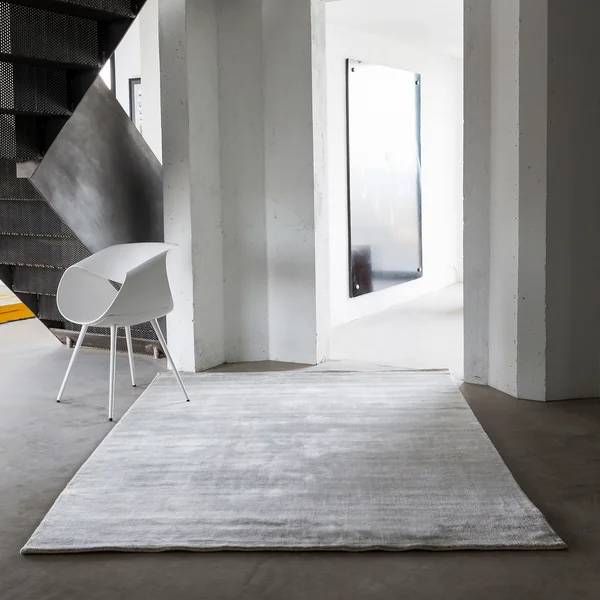 Der Massimo - Bamboo Teppich im Flur platziert