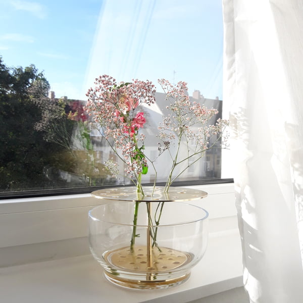 Sabrina - Homestory Schlafzimmer - Ikebana Vase mit Blumen von Fritz Hansen
