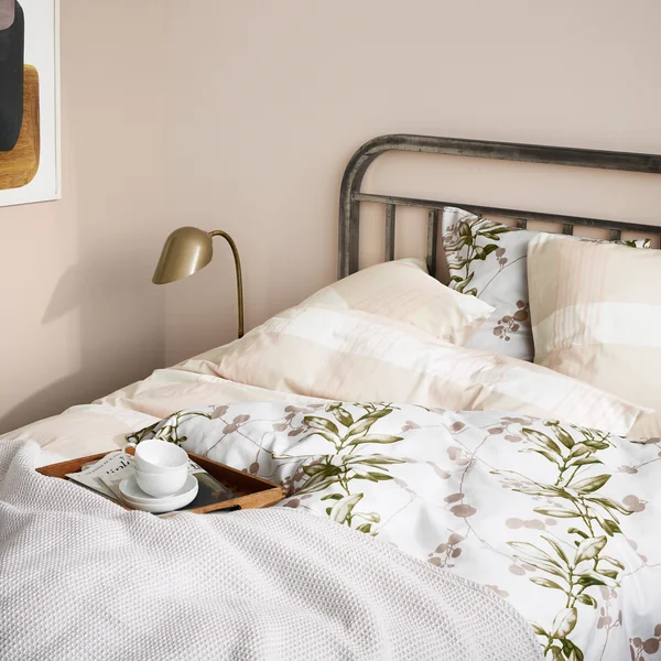 Die Land Tagesdecke von Juna auf dem Bett