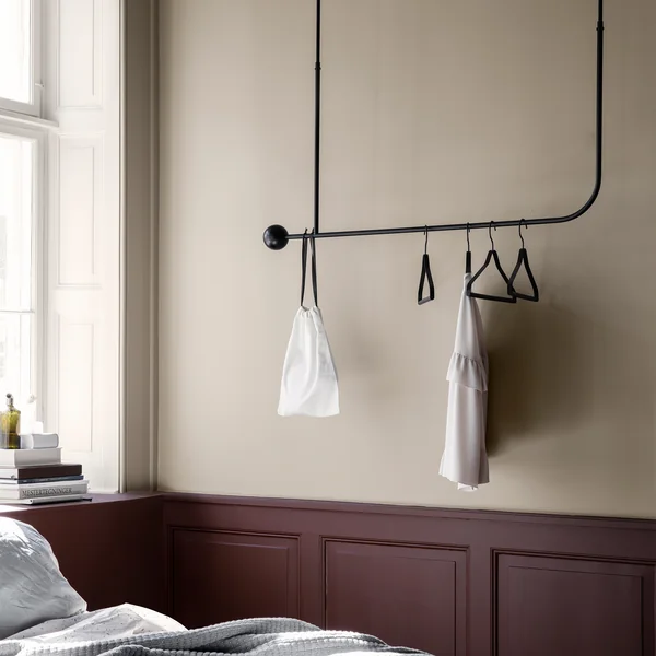 Pujo Hängegarderobe von Ferm Living in schwarz