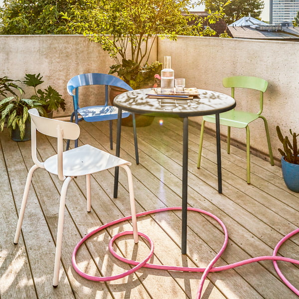 Alu Mito Outdoor Tisch von Conmoto in granitgrau mit den Alu Mito Outdoor Stühlen auf dem Balkon