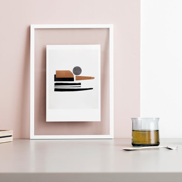 Frame Bilderrahmen von Moebe in weiß auf dem Tisch