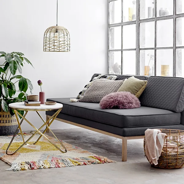 Teppich von Bloomingville, L 150 x W 90 cm in multi-color vor dem Sofa