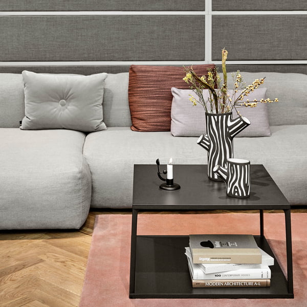 Mags Soft Sofa mit Eiffel Coffee Table und Tree Trunk Vasen von Hay