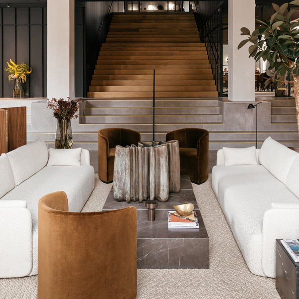 Modernes Wohnzimmer mit Designer-Sofas von Audo