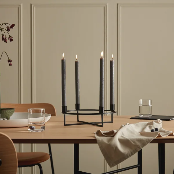 Zeitloser Kerzenständer in Schwarz als Adventsdeko