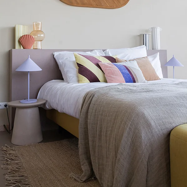 Triangle Tischleuchte und Velvet Patch Kissen von HKliving