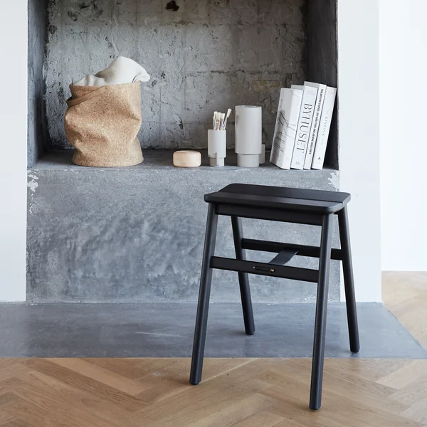 Angle Hocker, Eiche schwarz von Form & Refine
