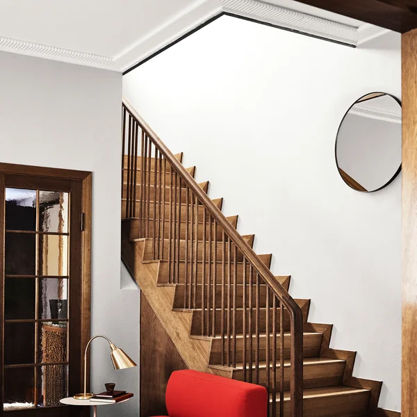 Der Amore Spiegel SC56 von &Tradition im Flur über der Treppe