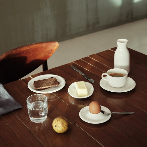 Das Raami Geschirr in weiß von Iittala auf dem Frühstückstisch