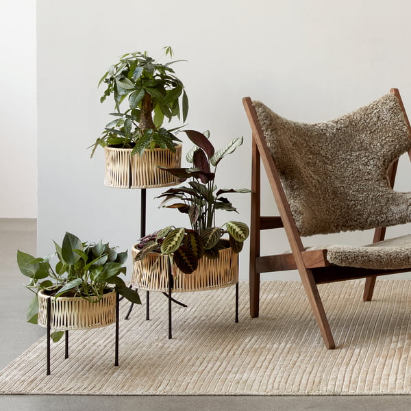 Die Umanoff Pflanztöpfe, Rattan / schwarz in Kombination mit dem Knitting Chair, Walnuss / Sheepskin Cork 19 und dem Houkime Teppich, beige von Audo.