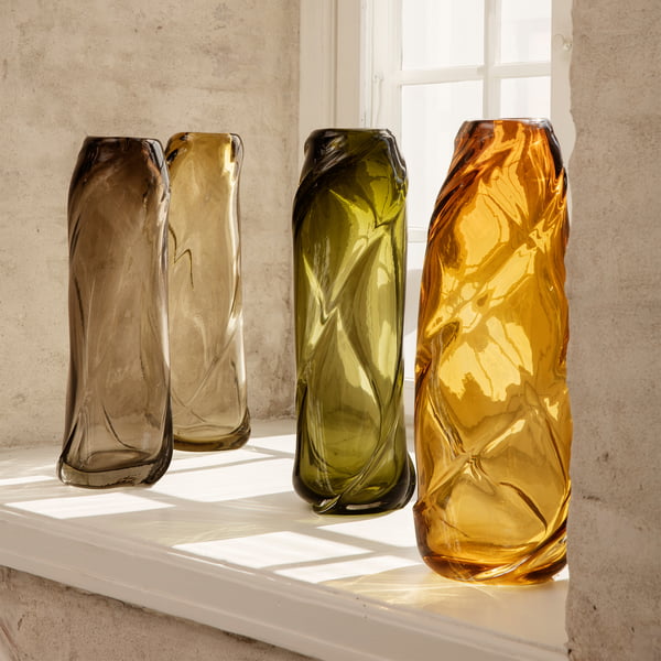 Die Water Swirl Vase von ferm Living in ihren verschiedenen Farben auf dem Fensterbrett