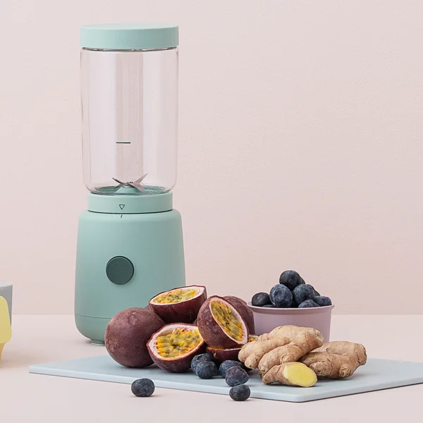 Der Foodie Smoothie Standmixer von Rig-Tig by Stelton mixt auch Obst und Früchte