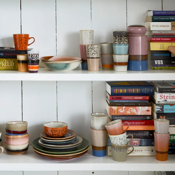 Das 70' Geschirr von HKliving im Regal