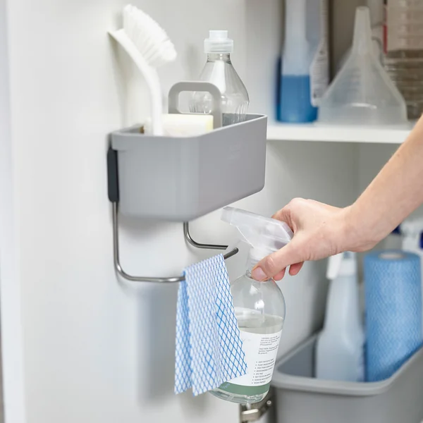 Der DoorStore Spül-Organizer von Joseph Joseph versteckt im Küchen-Schrank