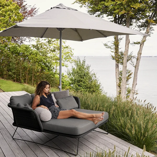 Das großzügige Horizon Daybed Outdoor von Cane-line hat Platz für die ganze Familie