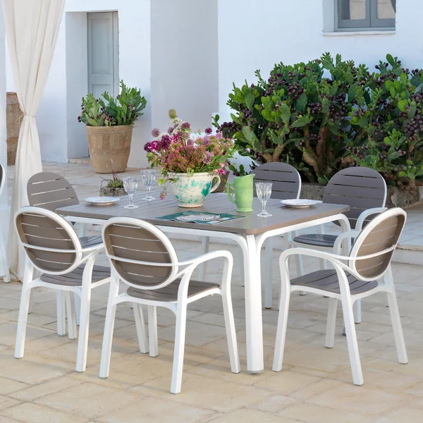 Der stilvolle und solide Alloro 140 Ausziehtisch von Nardi im Patio