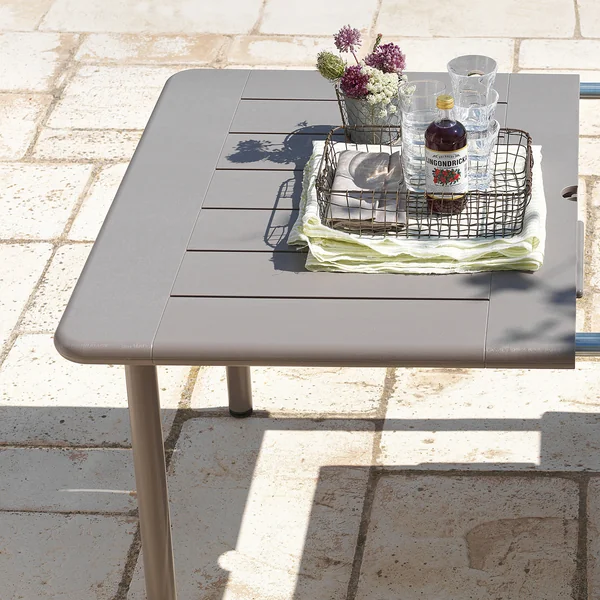 Der Maestrale 220 Ausziehtisch von Nardi besteht aus Furnier und Aluminium