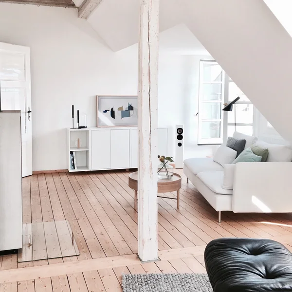 Wohnzimmer mit Dachschräge einrichten