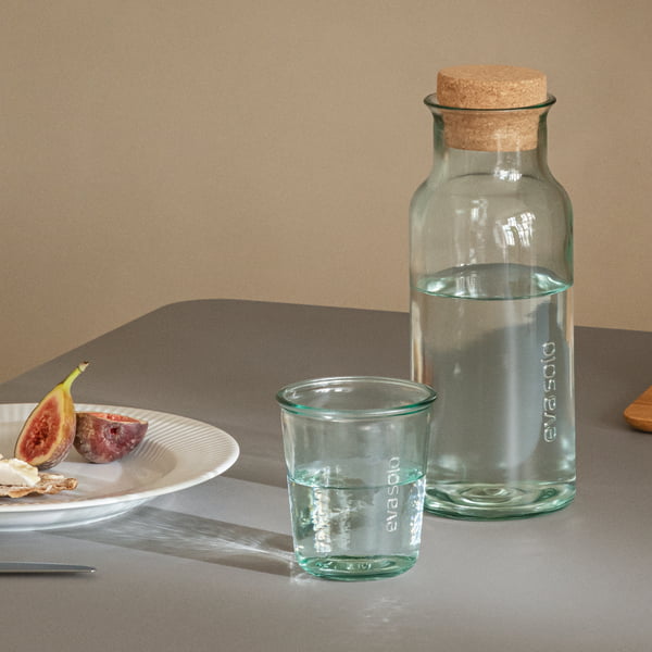 Recycled Karaffe mit Korken und Recycled Trinkglas von Eva Solo
