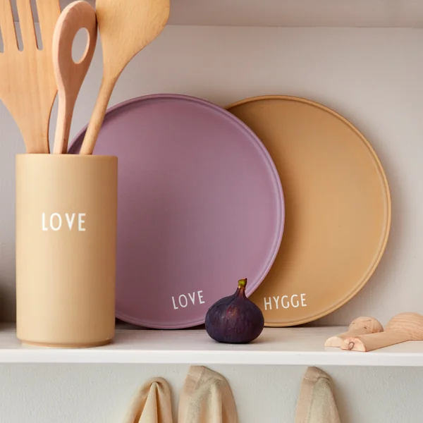 AJ Favourite Porzellan Teller von Design Letters in Love / lavendel und Hygge / beige