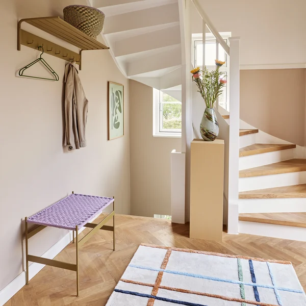 Peri Bank in der Farbe ocker / lila und die Fusion Wandgarderobe in der Farbe ocker